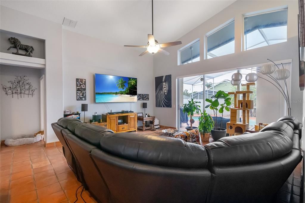 合同活跃: $3,500 (4 贝兹, 3 浴室, 2598 平方英尺)