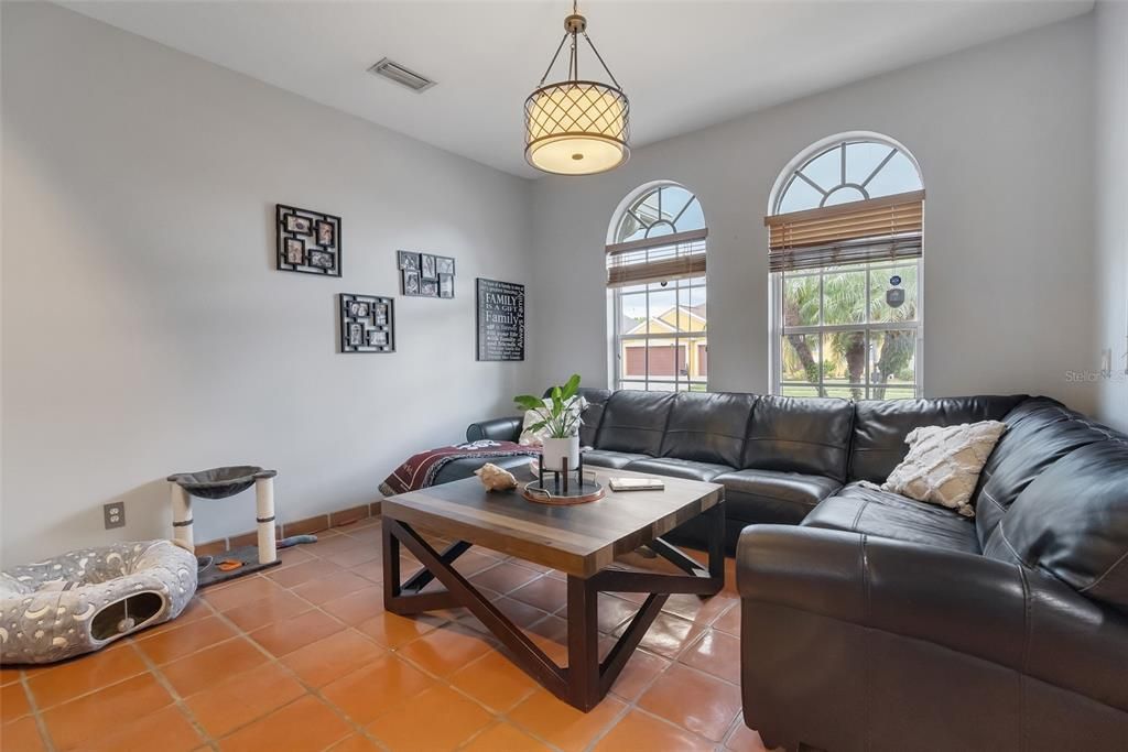 合同活跃: $3,500 (4 贝兹, 3 浴室, 2598 平方英尺)