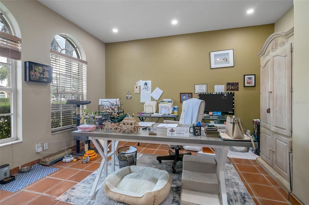 合同活跃: $3,500 (4 贝兹, 3 浴室, 2598 平方英尺)