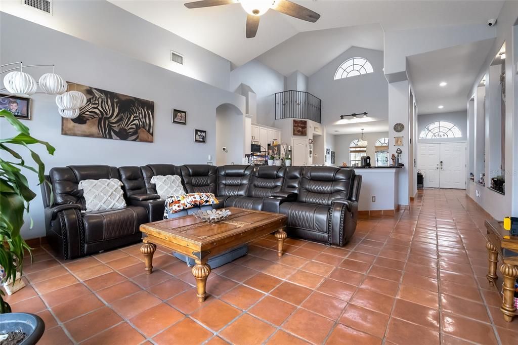 合同活跃: $3,500 (4 贝兹, 3 浴室, 2598 平方英尺)