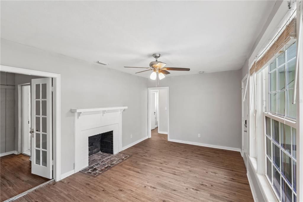 合同活跃: $189,000 (3 贝兹, 1 浴室, 1337 平方英尺)