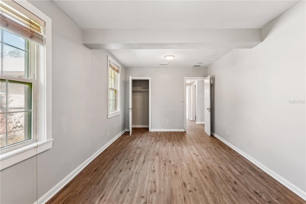 合同活跃: $189,000 (3 贝兹, 1 浴室, 1337 平方英尺)