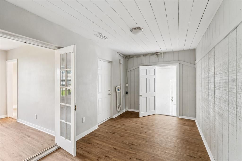 合同活跃: $189,000 (3 贝兹, 1 浴室, 1337 平方英尺)