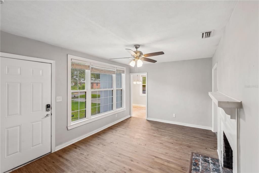 合同活跃: $189,000 (3 贝兹, 1 浴室, 1337 平方英尺)