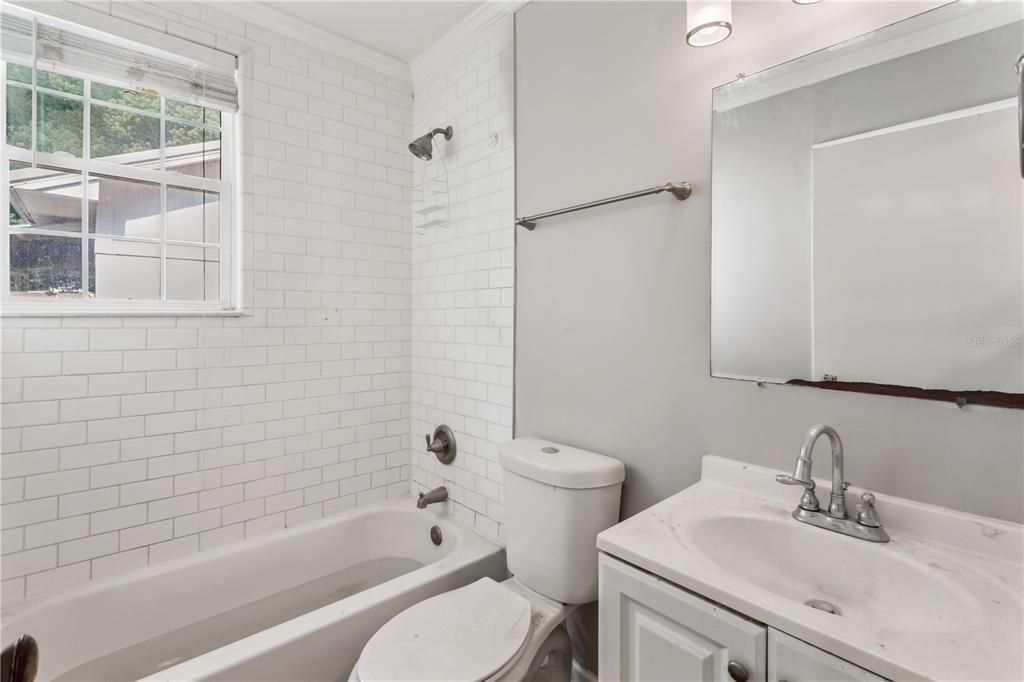 合同活跃: $189,000 (3 贝兹, 1 浴室, 1337 平方英尺)