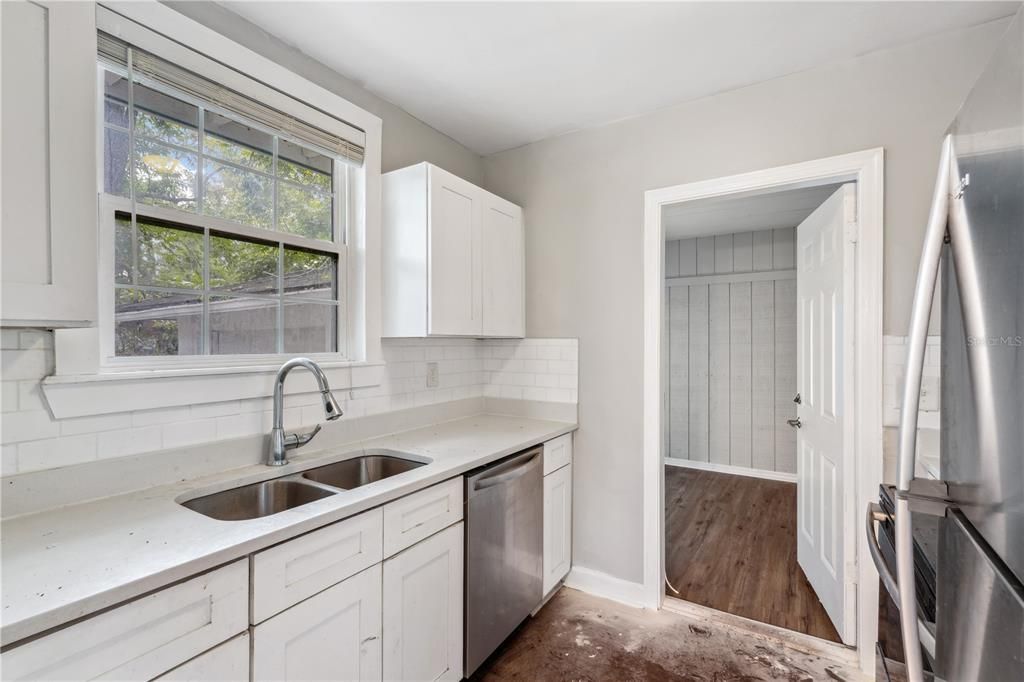 合同活跃: $189,000 (3 贝兹, 1 浴室, 1337 平方英尺)