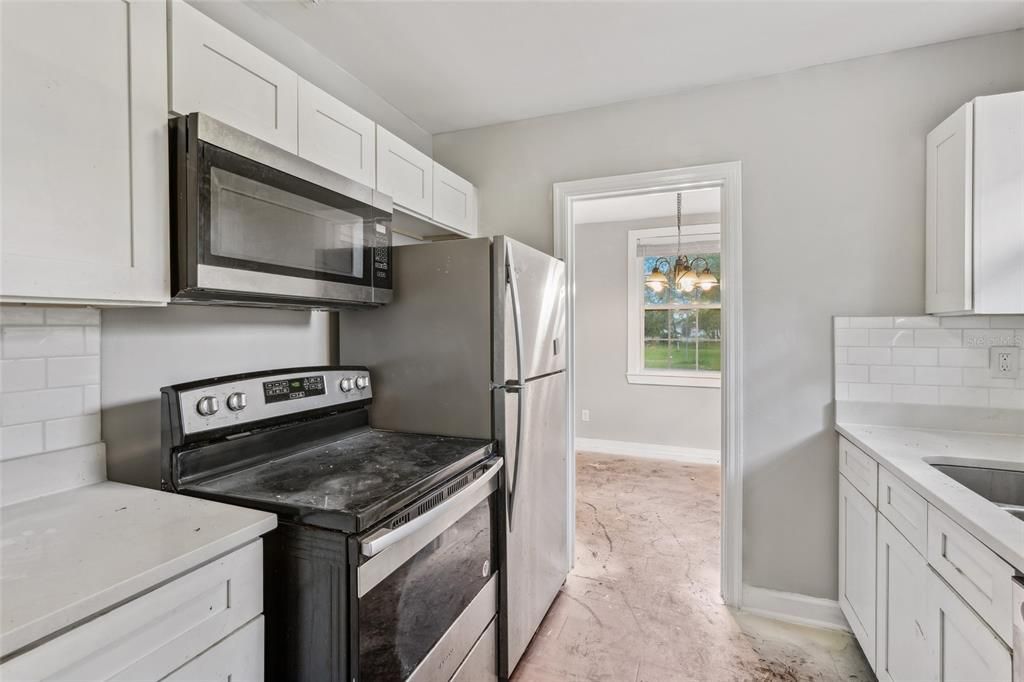 合同活跃: $189,000 (3 贝兹, 1 浴室, 1337 平方英尺)