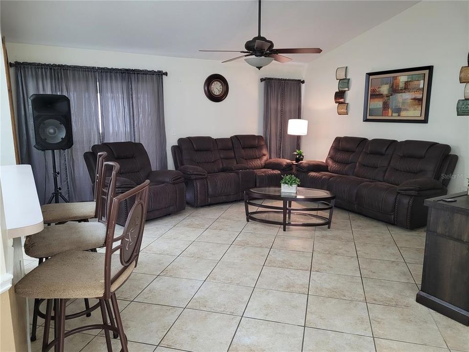 For Sale: $374,999 (4 beds, 2 baths, 1702 Square Feet)