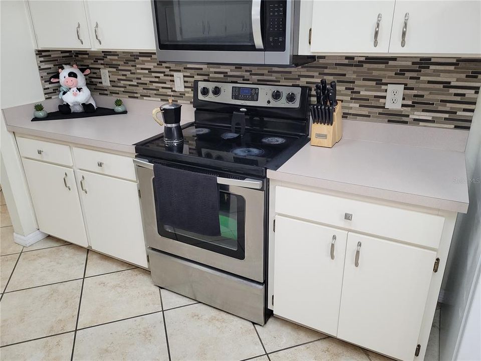 For Sale: $374,999 (4 beds, 2 baths, 1702 Square Feet)