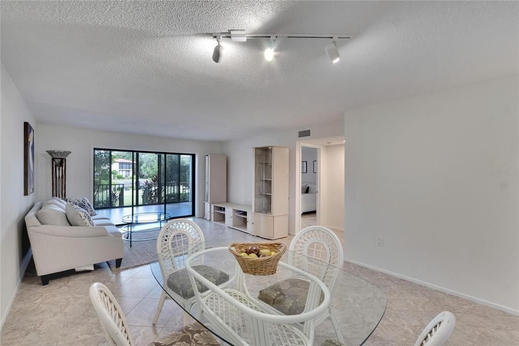 На продажу: $249,900 (2 спален, 2 ванн, 1254 Квадратных фут)