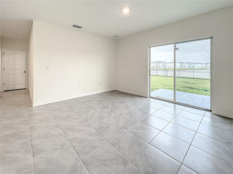 Под контрактом: $2,795 (5 спален, 3 ванн, 2447 Квадратных фут)