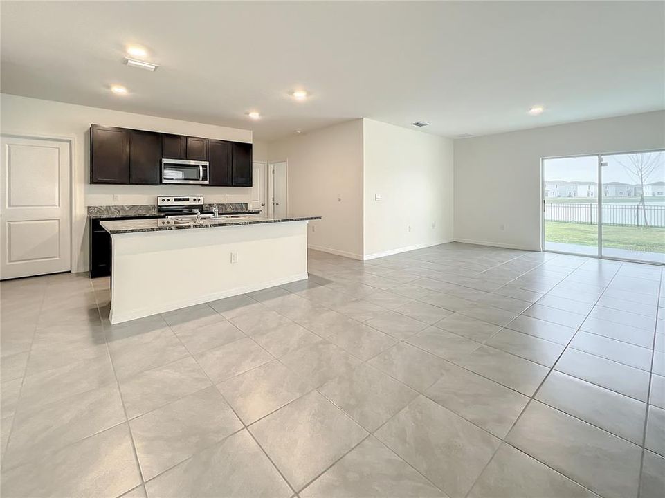 Под контрактом: $2,795 (5 спален, 3 ванн, 2447 Квадратных фут)