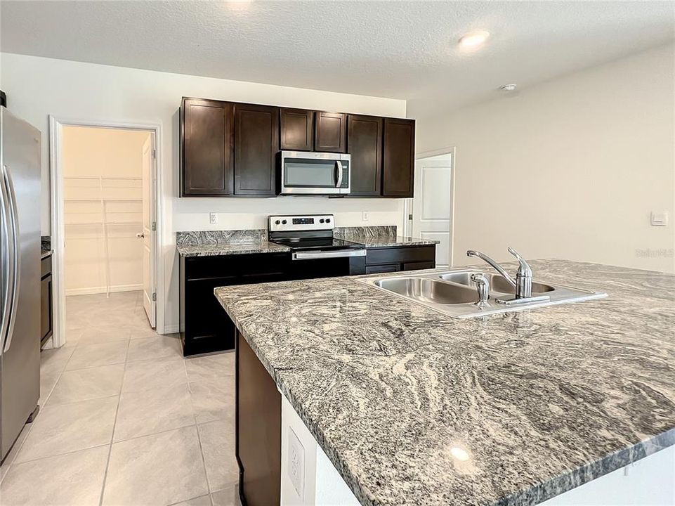 Под контрактом: $2,795 (5 спален, 3 ванн, 2447 Квадратных фут)