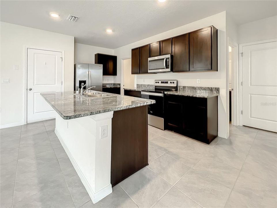 Под контрактом: $2,795 (5 спален, 3 ванн, 2447 Квадратных фут)