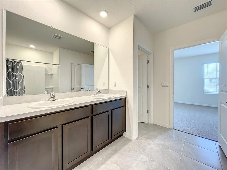 Под контрактом: $2,795 (5 спален, 3 ванн, 2447 Квадратных фут)