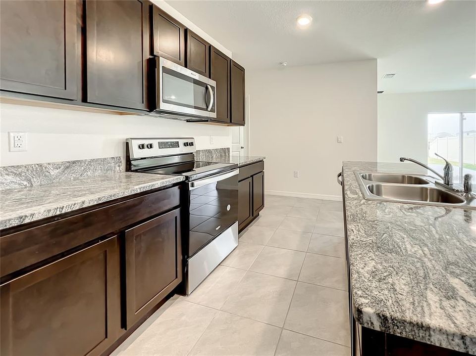 Под контрактом: $2,795 (5 спален, 3 ванн, 2447 Квадратных фут)