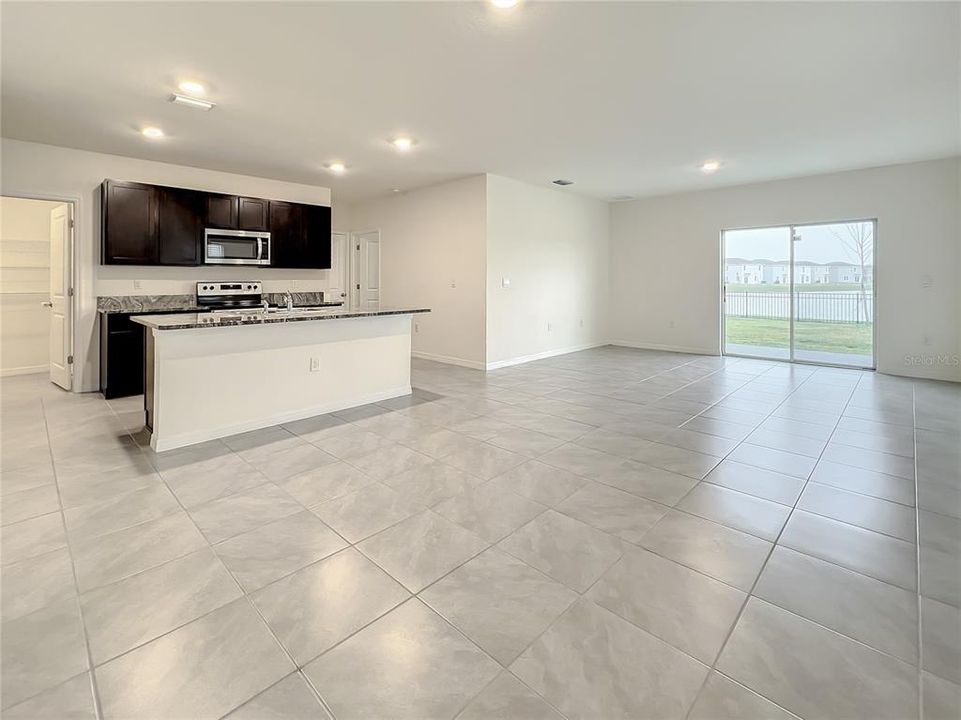 Под контрактом: $2,795 (5 спален, 3 ванн, 2447 Квадратных фут)