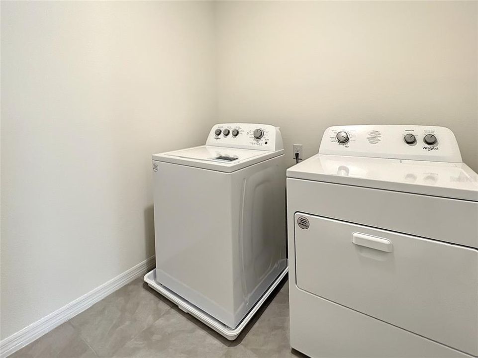 Под контрактом: $2,795 (5 спален, 3 ванн, 2447 Квадратных фут)