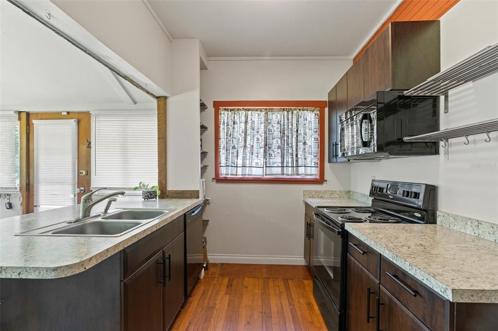 На продажу: $295,000 (2 спален, 2 ванн, 1400 Квадратных фут)