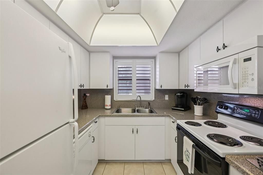 На продажу: $225,000 (2 спален, 2 ванн, 966 Квадратных фут)