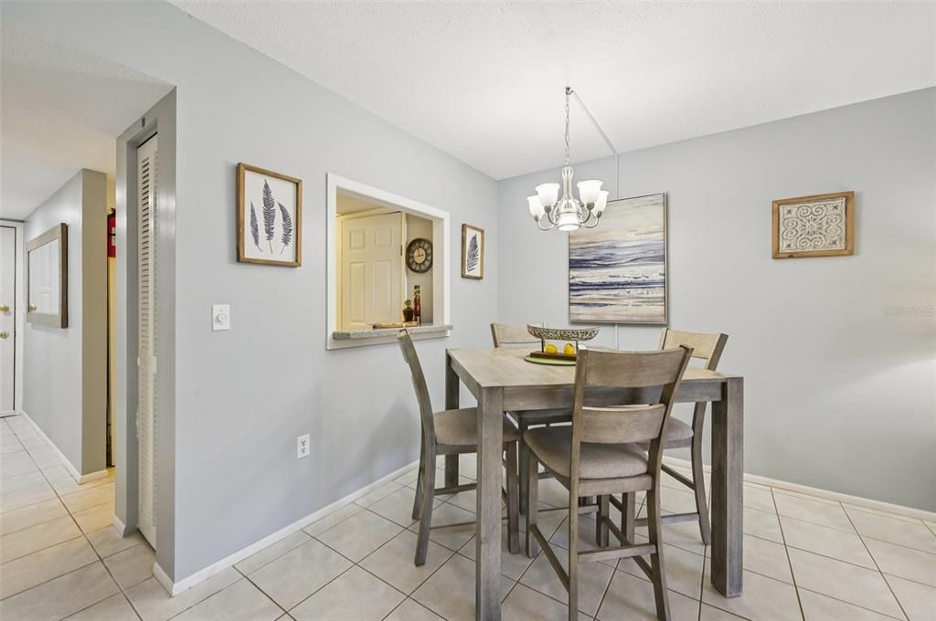 На продажу: $225,000 (2 спален, 2 ванн, 966 Квадратных фут)