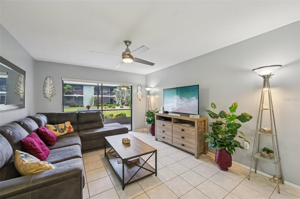 На продажу: $225,000 (2 спален, 2 ванн, 966 Квадратных фут)