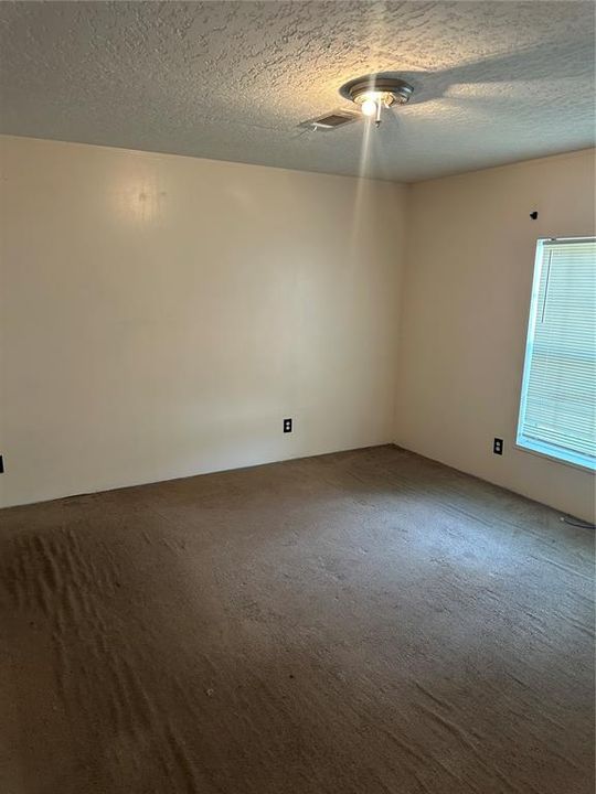 合同活跃: $210,000 (3 贝兹, 2 浴室, 1248 平方英尺)