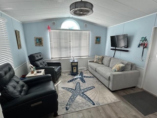 For Sale: $218,218 (1 beds, 1 baths, 392 Square Feet)