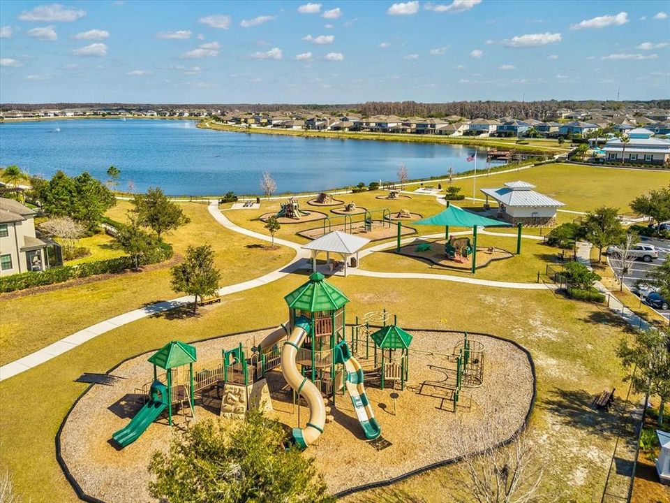 合同活跃: $840,000 (5 贝兹, 3 浴室, 3421 平方英尺)