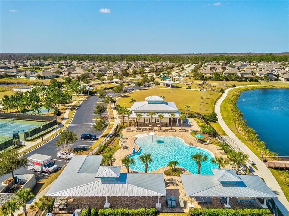 合同活跃: $840,000 (5 贝兹, 3 浴室, 3421 平方英尺)