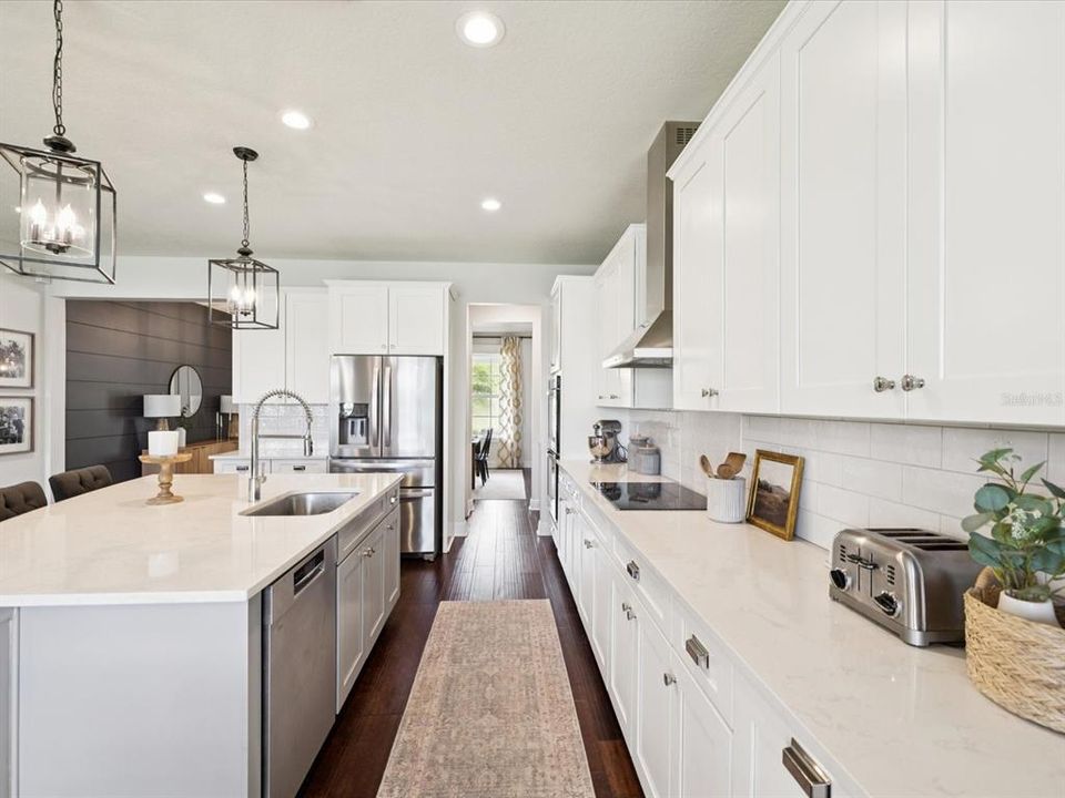 合同活跃: $840,000 (5 贝兹, 3 浴室, 3421 平方英尺)