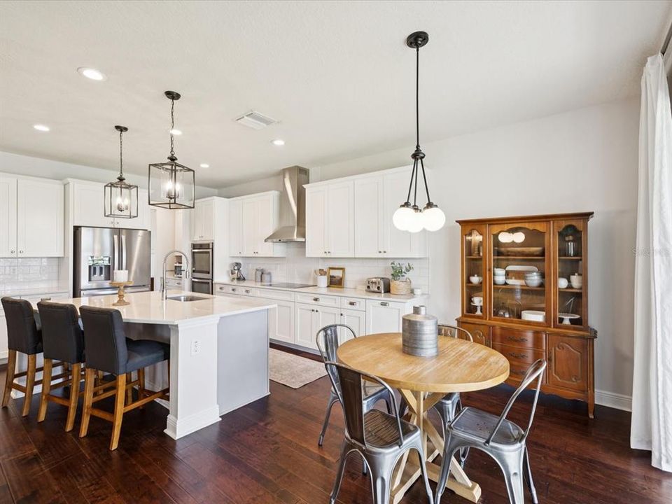 合同活跃: $840,000 (5 贝兹, 3 浴室, 3421 平方英尺)