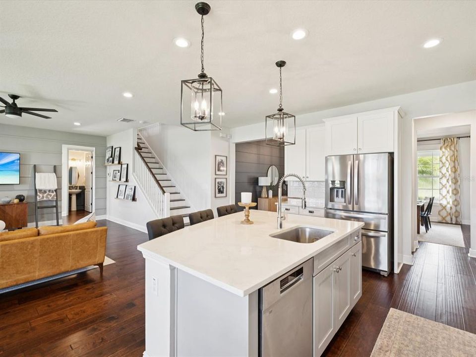 合同活跃: $840,000 (5 贝兹, 3 浴室, 3421 平方英尺)