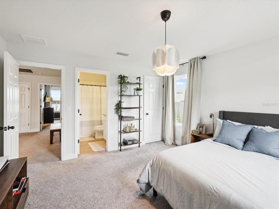 合同活跃: $840,000 (5 贝兹, 3 浴室, 3421 平方英尺)