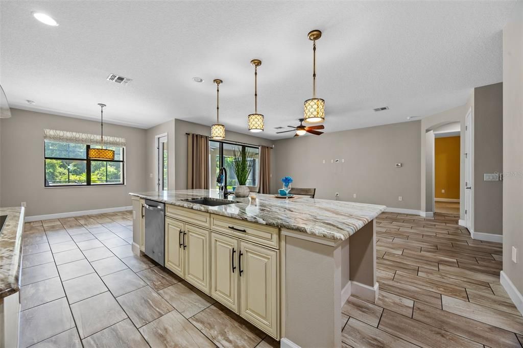 На продажу: $960,000 (6 спален, 4 ванн, 5280 Квадратных фут)