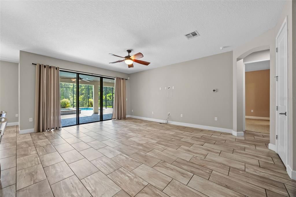 На продажу: $960,000 (6 спален, 4 ванн, 5280 Квадратных фут)