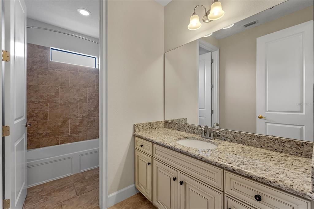 На продажу: $960,000 (6 спален, 4 ванн, 5280 Квадратных фут)