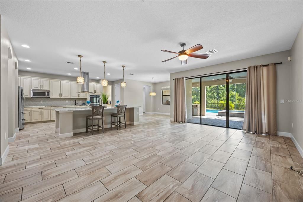 На продажу: $960,000 (6 спален, 4 ванн, 5280 Квадратных фут)