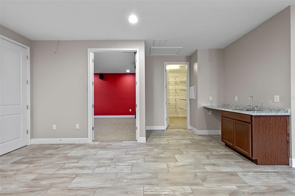 На продажу: $960,000 (6 спален, 4 ванн, 5280 Квадратных фут)