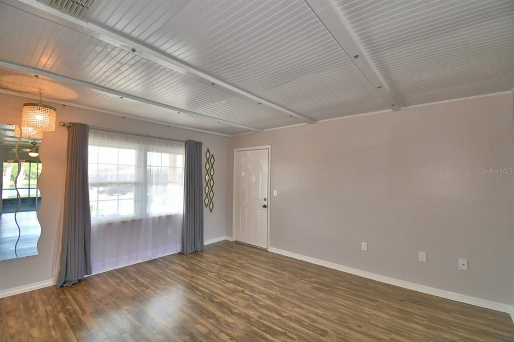 For Sale: $170,000 (2 beds, 2 baths, 831 Square Feet)