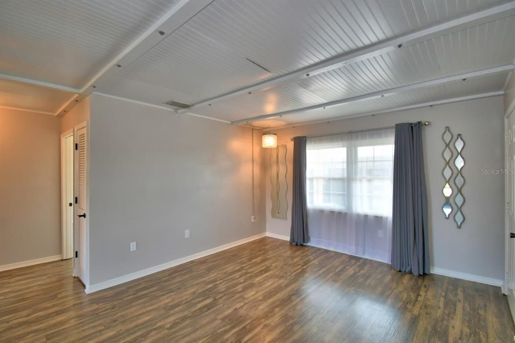 For Sale: $170,000 (2 beds, 2 baths, 831 Square Feet)