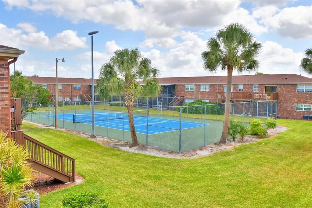 For Sale: $170,000 (2 beds, 2 baths, 831 Square Feet)