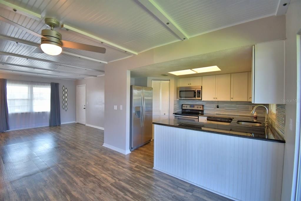 For Sale: $170,000 (2 beds, 2 baths, 831 Square Feet)