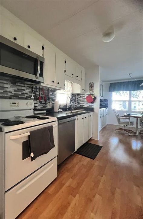 Под контрактом: $150,000 (2 спален, 2 ванн, 960 Квадратных фут)