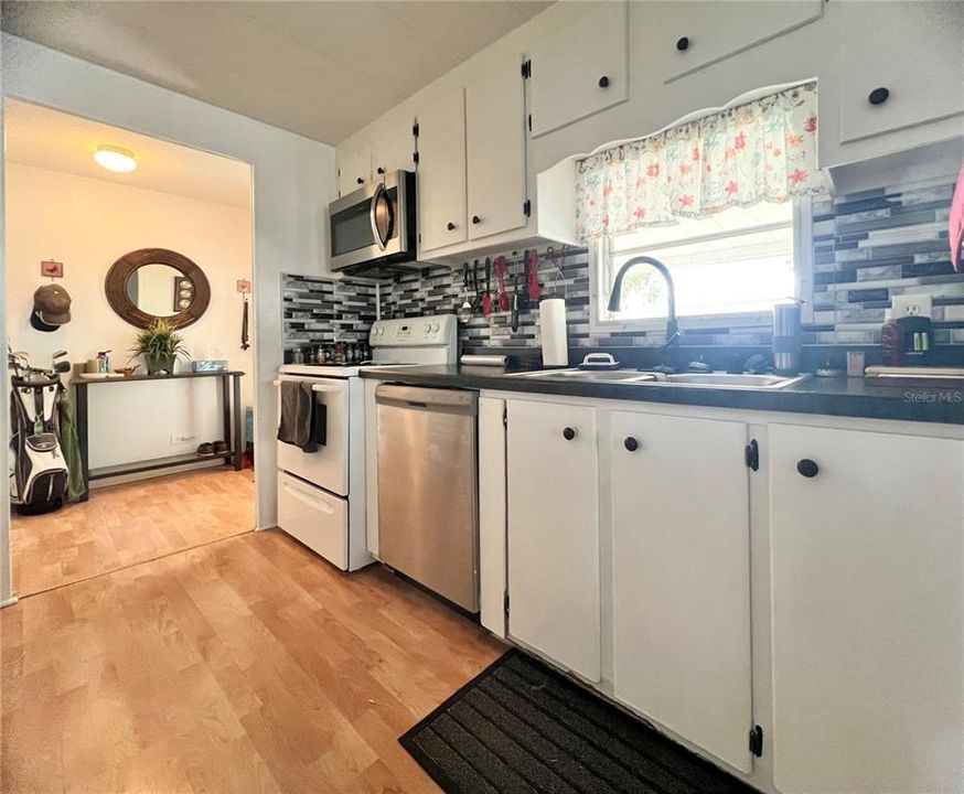 Под контрактом: $150,000 (2 спален, 2 ванн, 960 Квадратных фут)