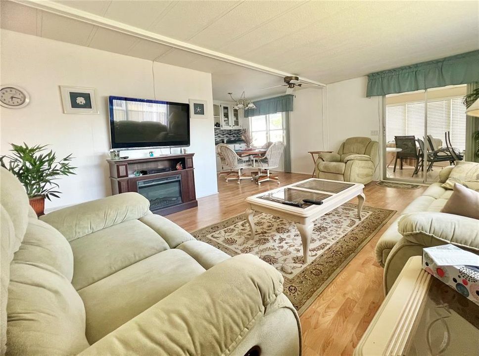 Под контрактом: $150,000 (2 спален, 2 ванн, 960 Квадратных фут)