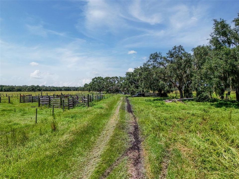 待售: $1,195,000 (47.39 acres)