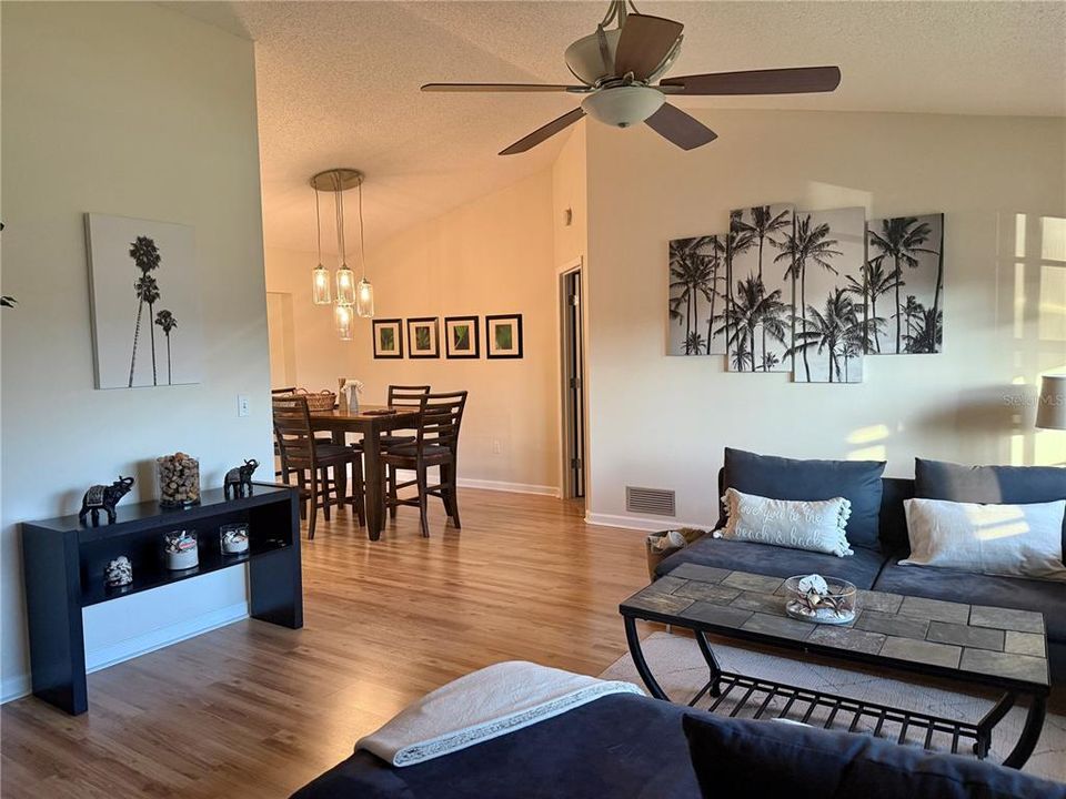 合同活跃: $285,000 (3 贝兹, 2 浴室, 1621 平方英尺)