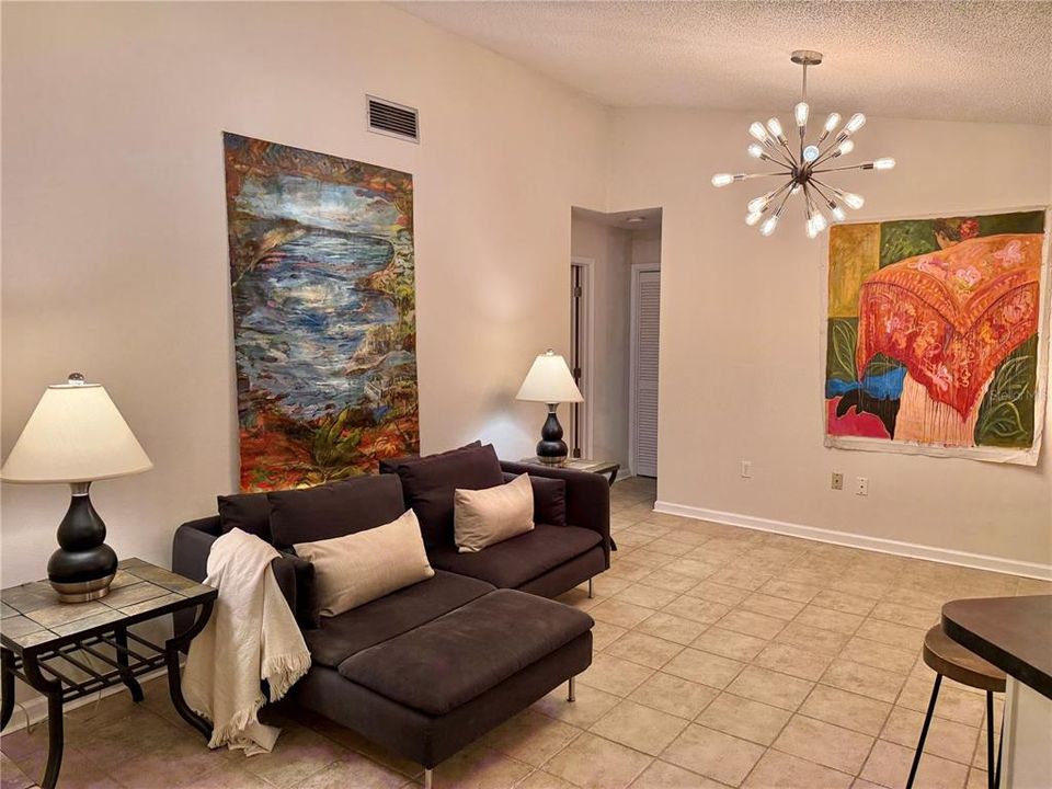 合同活跃: $285,000 (3 贝兹, 2 浴室, 1621 平方英尺)