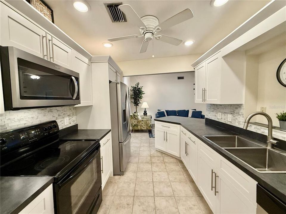 合同活跃: $285,000 (3 贝兹, 2 浴室, 1621 平方英尺)